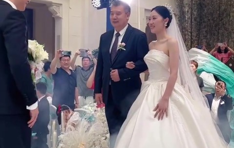国乒总教练李隼女儿大婚 王楠张怡宁李晓霞到场 孙颖莎等视频祝福